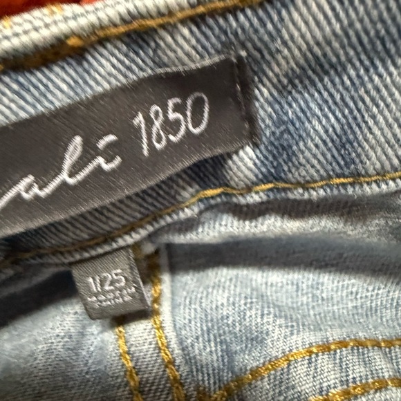 Heart Patched Low Rise Baggy Jeans - Light Wash - Picture 9 of 12